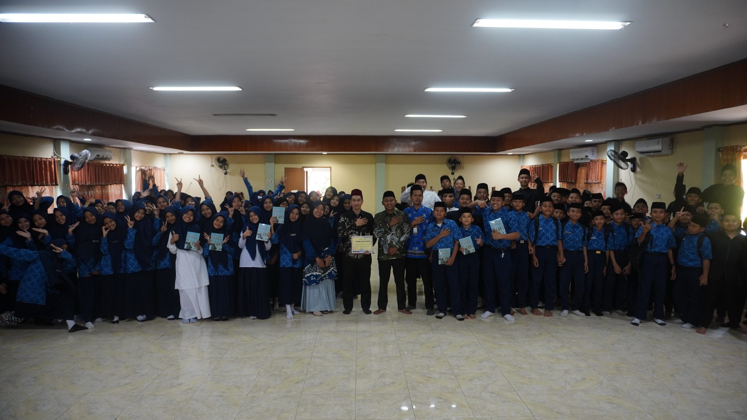 Bedah Buku “Di Balik Penjara Suci” Hadirkan Ispirasi Literasi Bagi Santri MTs Al-Ikhlas Ujung