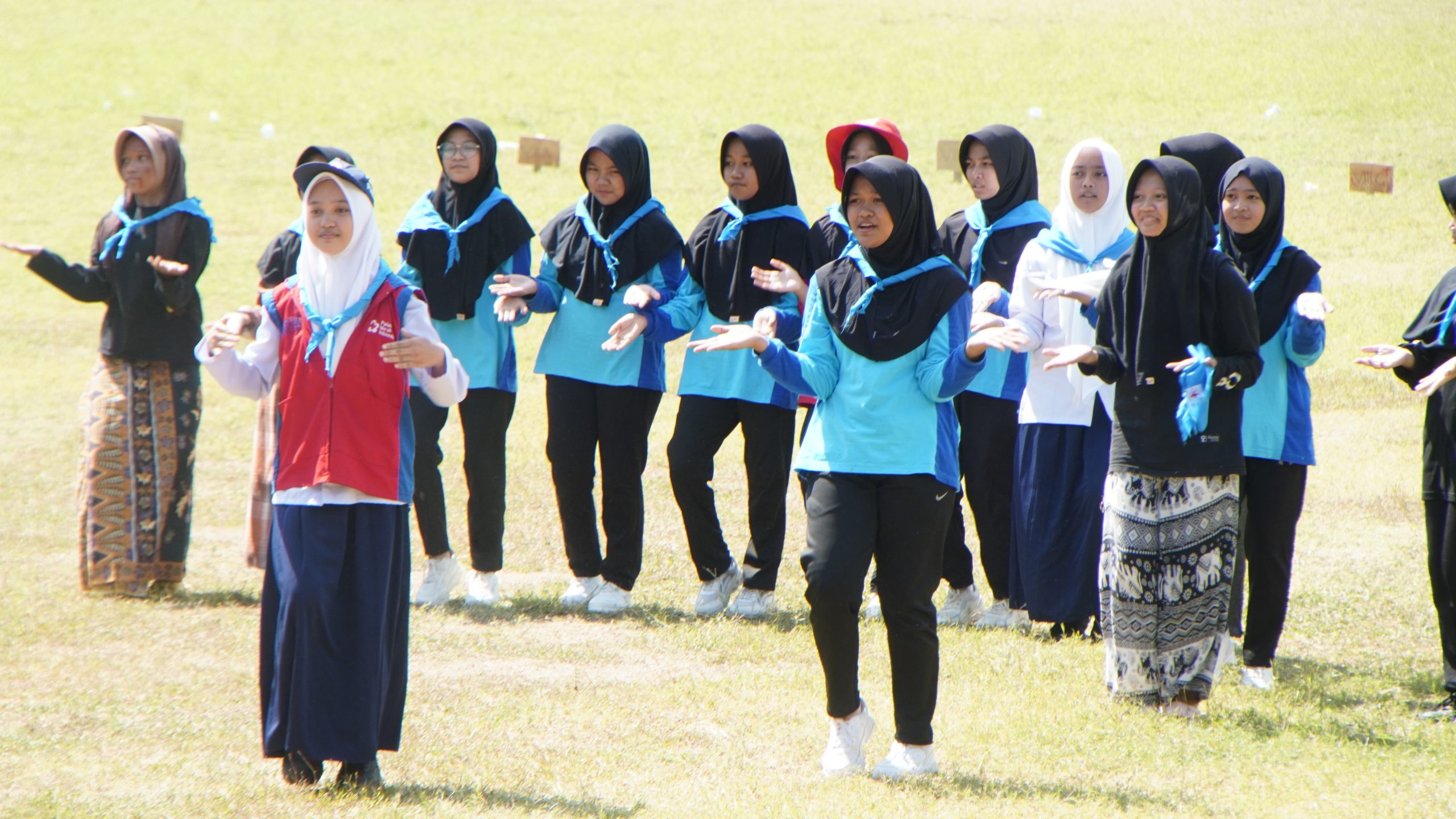 Aksi Tanggap Bencana PMR MTs Al-Ikhlas: Dari Drama Bangunan Roboh Hingga Edukasi Lewat Nada