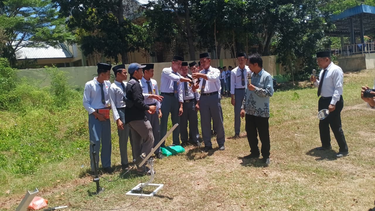 Santri Kelas XI MA Al-Ikhlas Ujung Bone Bersama UIN Alauddin Makassar Luncurkan Roket Air
